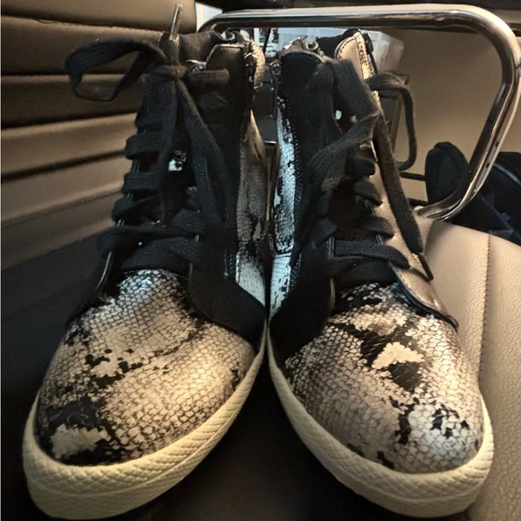Torrid NWOB Sexy Python Faux Snake Print. Invisible wedge. Size 7 1/2 - Picture 6 of 9